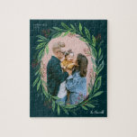 Puzzle Green Illustrated Leaf Wreath Photo Frame Holiday<br><div class="desc">Une couronne illustrée de feuilles verts bleus,  de branches et de branches de pin doux avec de minuscules baies rouges encadrent votre photo préférée faisant de ce puzzle un cadeau amusant pour les parents et grands-parents ou tout amateur de puzzle de Noël.</div>