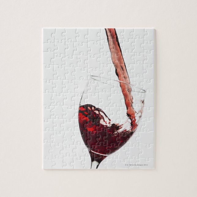 Puzzle Gros plan du vin rouge versé dans le verre sur (Vertical)