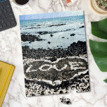 Puzzle Hawaii Black Sand Beach Coral Love Heart Photo<br><div class="desc">"Love", détendez-vous et profitez de la beauté de cette plage de sable noir immaculée de Big Island pendant que vous travaillez sur ce puzzle photo de la côte hawaïenne. J'ai la chance d'avoir repéré ce coeur "d'amour" fait de rochers de corail, tout en marchant cette plage en fin d'après-midi Fait...</div>