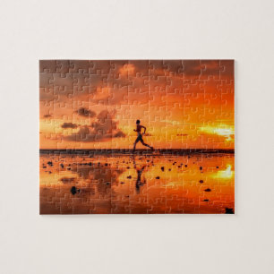Puzzle Homme courant sur la plage au coucher du soleil