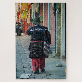 Puzzle Homme traditionnel marchant dans une rue pavée