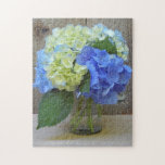 Puzzle Hydrangeas Blue Mason Jar Floral Photographie<br><div class="desc">Un pot de mason d'hydrangées bleues sur un bois de grange et arrière - plan de burlap.</div>