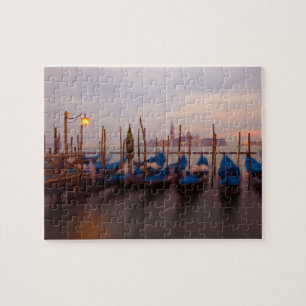 Puzzle Italie, Venise. Gondoles ancrées au crépuscule.