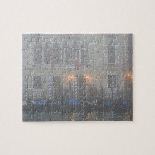 Puzzle Italie, Venise. Une rangée de gondoles vues à trav