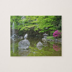 Puzzle Japon, Kyoto. Héron dans des feuilles vertes fraîc