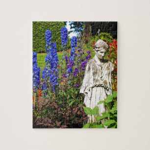 Puzzle Jardin fleuri de delphinium bleu et statue de dées