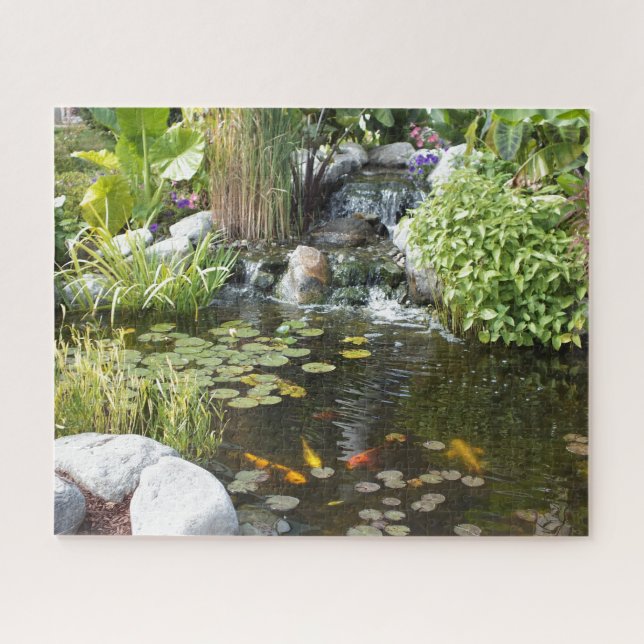 Puzzle Koi coloré dans l'étang Lily avec cascade (Horizontal)