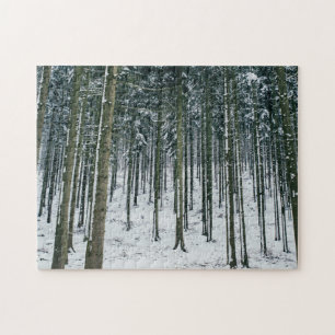 Puzzle La neige de paysage de forêt d'hiver a couvert de