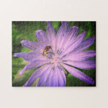 La pollinisation d'une fleur violette par l'abeill