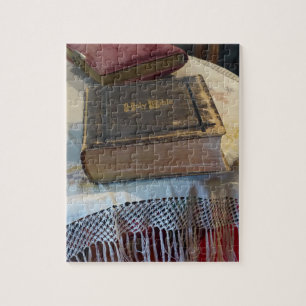 Puzzle La Sainte Bible sur la nappe de dentelle Vintage