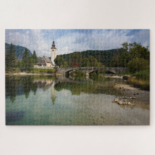Puzzle Lac Bohinj avec la réflexion d'église en Slovénie