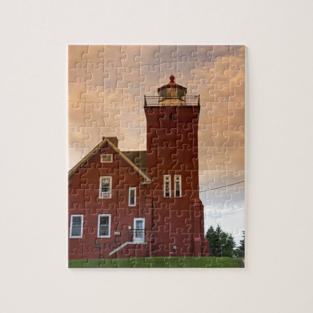 Puzzle Le phare de Two Harbors surplombant la baie d'Agat (Vertical)