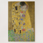 Puzzle Les amoureux embrasser Embrace par Gustav Klimt<br><div class="desc">La lumière du soleil éclaire l'étreinte dorée qui entoure les amoureux du chef-d'oeuvre de Gustav Klimt, The Kiss. La scène est un paradoxe d'intimité et d'isolement. Le couple se tient sur un précipice, un champ de fleurs colorées à leurs pieds, mais ils sont inconscients du monde qui les entoure. Leurs...</div>