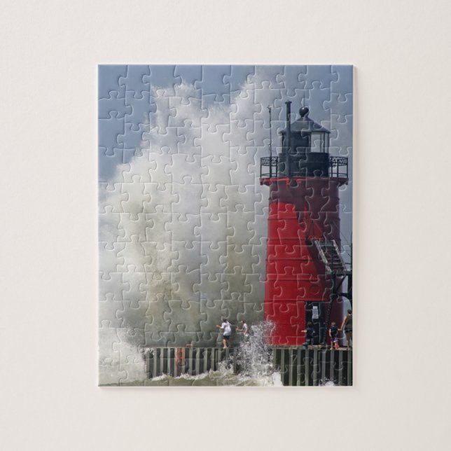 Puzzle Les gens sur la jetée regardent les grosses vagues (Vertical)