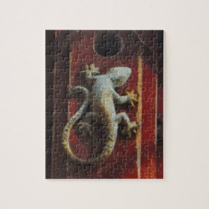Puzzle lézard gris sur bois usé
