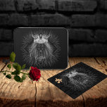 Puzzle Lion avec monogramme de couronne noir<br><div class="desc">Faites votre monogramme le joyau de la couronne dans ce portrait monochrome d'un lion majestueux encadré par des fougères de jungle sur un arrière - plan noir. Utilisez les modèles simples pour ajouter un nom,  une phrase préférée ou un autre texte personnalisé. ♡ Idyllfire</div>