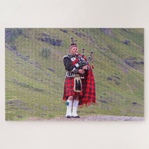 Puzzle Lone Scottish bagpiper, Highlands, Écosse