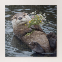 Loutre flottant avec bouquet de fleurs sauvages