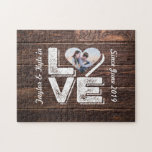Puzzle Love Rustic Woodland Photo Heart Frame monogram<br><div class="desc">Célébrez votre amour avec ce cadre photo monographique à thème boisé et rustique. Le cadre en forme de coeur est entouré de fontes en relief et de panneau en bois récupéré arrière - plan pour un look vintage. Remplacez l'exemple de photo et de texte par le vôtre pour un cadeau...</div>
