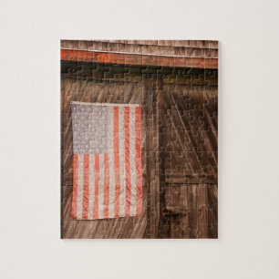 Puzzle Maine, Drapeau américain décoloré sur la porte d'u