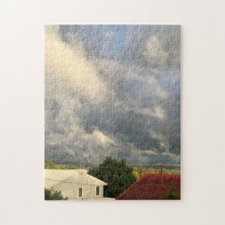 Puzzle Maison blanche et rouge sur la ligne d'horizon ave