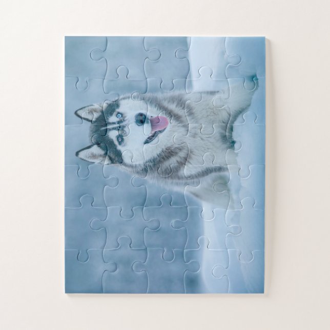 Puzzle Malamute d'Alaska marchant sur le terrain de neige (Vertical)