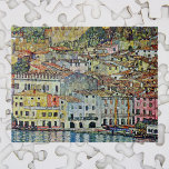 Puzzle Malcesine sur le lac de Garde Par Gustav Klimt<br><div class="desc">Malcesine on Lake Garda (1913) de Gustav Klimt est une peinture vintage de l'époque victorienne représentant des oeuvres d'art Art nouveau. Une belle vue sur la ville italienne de Malcesine avec des bâtiments et des maisons en bordure du port. Les maisons et les bateaux jettent un reflet dans l'eau calme....</div>