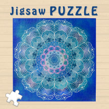 Mandala turquoise détaillée sur fond bleu foncé