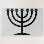 Puzzle Menorah juive (symbole du judaïsme)<br><div class="desc">Ce dessin illustre une menorah, utilisée par les Juifs pour célébrer les huit jours fériés d'Hanoukka. La menorah est un chandelier à neuf branches qui est allumé pendant Hanoukka. Huit des neuf branches ont des lumières (bougies ou lampes à huile) qui symbolisent les huit nuits du jour férié ; chaque...</div>