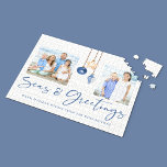 Puzzle Mer et salutations Coastère Bois de vacances Photo<br><div class="desc">Mer et salutations Ornement de coquillages sur le bois côtier Puzzle photo avec des ornements en coquillages bleu marine et sable tan de l'océan accrochés à la corde de jute de voile sur le bois de shiplap côtier avec une typographie élégante. Ajoutez deux de vos photos et un message personnel...</div>