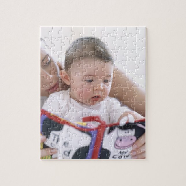 Puzzle Mère lisant à bébé garçon. Visages d'une mère (Vertical)