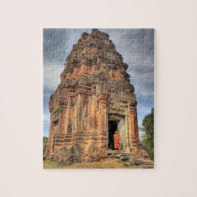 Puzzle Moine bouddhiste debout dans l'encadrement de la p (Vertical)
