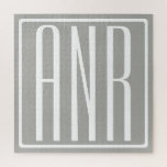 Puzzle Monogramme initial | Blanc sur gris clair<br><div class="desc">Classy,  bold et moderne.</div>