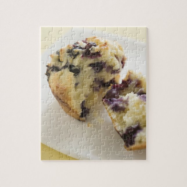 Puzzle Muffin bleuté ouvert sur une assiette blanche (Vertical)