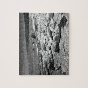 Puzzle noir et blanc de photo de plage rocheuse