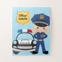 Officier de police et voiture de patrouille