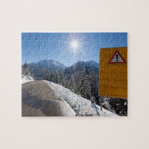Puzzle panneau d'affichage sur une route d'hiver, neige