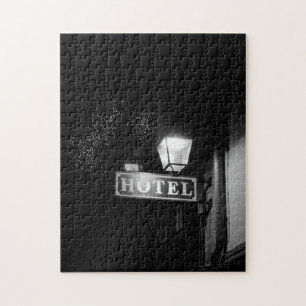 Puzzle Panneau vintage de l'hôtel, feu de rue et beaucoup