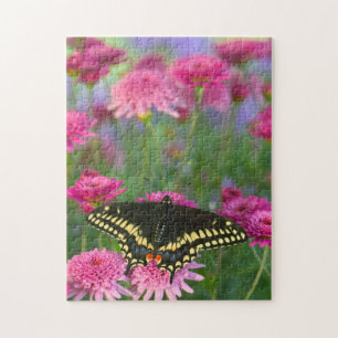 Puzzle Papillon swallowtail noir sur une fleur rose foncé
