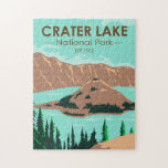 Puzzle  Parc national du lac Crater Oregon Vintage<br><div class="desc">Design vectoriel de Crater Lake. Le parc se trouve dans les montagnes Cascade du sud de l'Oregon. Elle est connue pour son lac Crater,  baptisé par le volcan aujourd'hui disparu,  le Mont Mazama.</div>