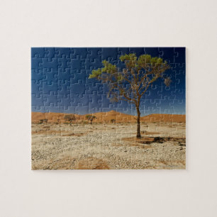 Puzzle paysage de désert avec l'arbre de Namib à