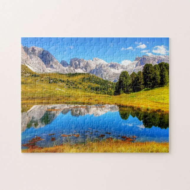 Puzzle Paysage vert avec étang et montagnes neigeuses (Horizontal)