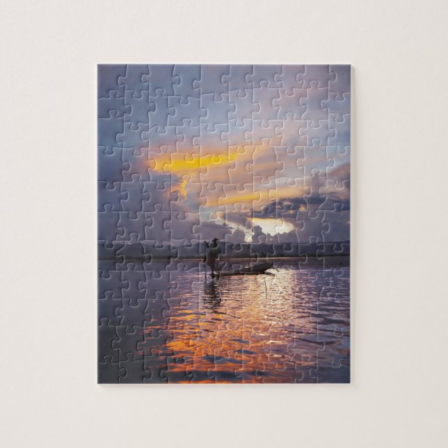 Puzzle Pêcheur Intha pêchant au filet avec un bateau à ra (Vertical)