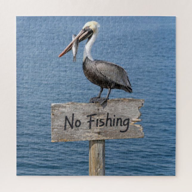 Puzzle Pélican avec poisson sur un panneau 'Pêche interdi (Vertical)