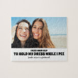 Puzzle Pendant I Pee - Drôle Bridesmaid Proposition Photo<br><div class="desc">Deux amies photo humoristique demoiselle d'honneur ou la servante d'honneur proposition puzzles "J'ai besoin de votre aide pour tenir ma robe pendant que je pisse. Serez-vous ma demoiselle d'honneur ?"</div>