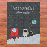 Puzzle Petit astronaute sur la Lune, espace prénom<br><div class="desc">Donnez à votre petit astronaute son propre puzzle spatial personnalisé ! Le puzzle présente la lune, un astronaute sur la lune, des pas sur la lune, un navire-fusée, des étoiles et la planète Terre au loin, ainsi que le nom de votre petit homme spatial. Ce puzzle sera chéri par n'importe...</div>