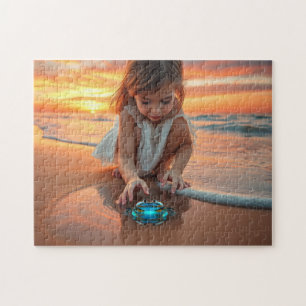 Puzzle Petite fille jouant avec un crabe