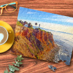Puzzle Phare de Californie sur Rocky Cliff Ocean Photo<br><div class="desc">La beauté de ce phare coloré et animé de Palos Verdes, CA, capturé en fin d'après-midi et perché sur une falaise rocheuse surplombant l'océan Pacifique, est source d'inspiration chaque fois que vous travaillez sur ce superbe puzzle photographique. Ça fait un grand cadeau ! Vient dans une boîte cadeau spéciale. Vous...</div>
