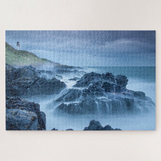 Puzzle Phare de Hill Mountain sur une mer orageuse (Horizontal)