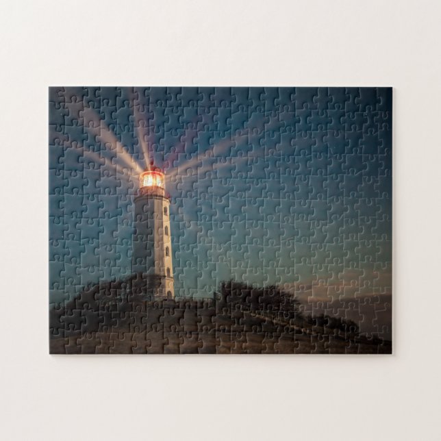 Puzzle Phare sur une colline brillant la nuit (Horizontal)